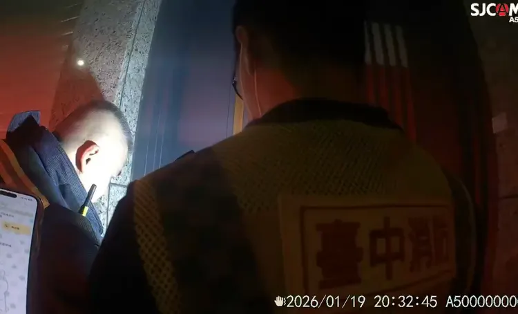 夫妻看房子卻受困電梯。民眾提供