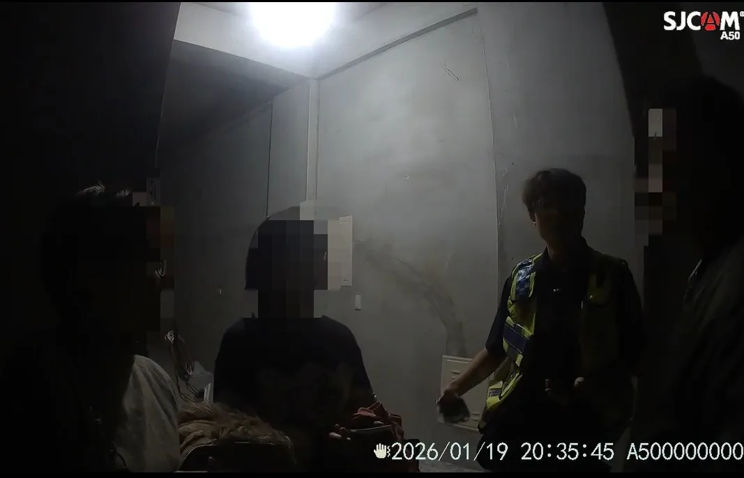 警消救出受困豪宅電梯的夫妻及屋主。民眾提供