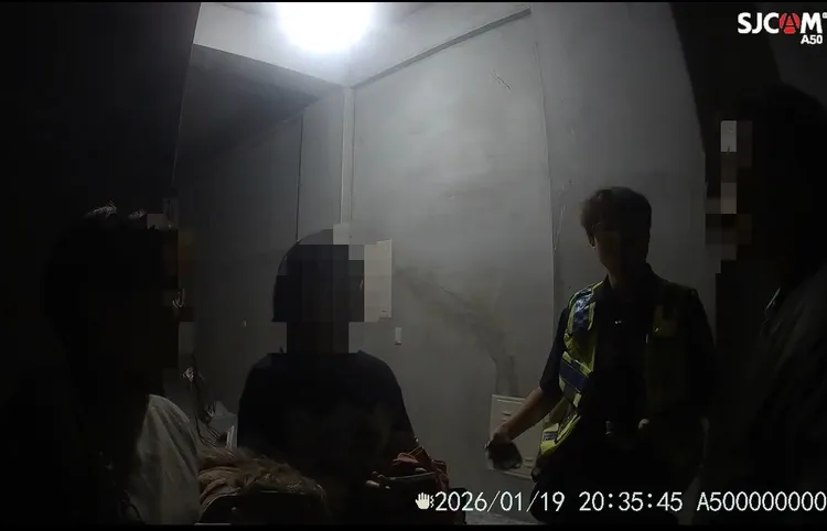 警消救出受困豪宅電梯的夫妻及屋主。民眾提供