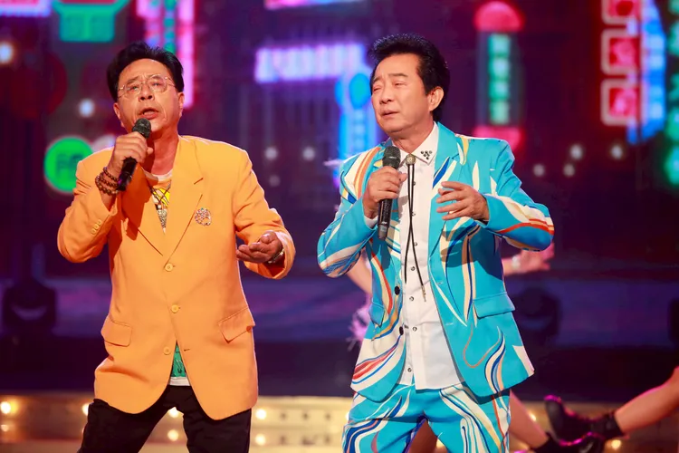 邢峰（左）難得開金口與高群合唱。民視提供