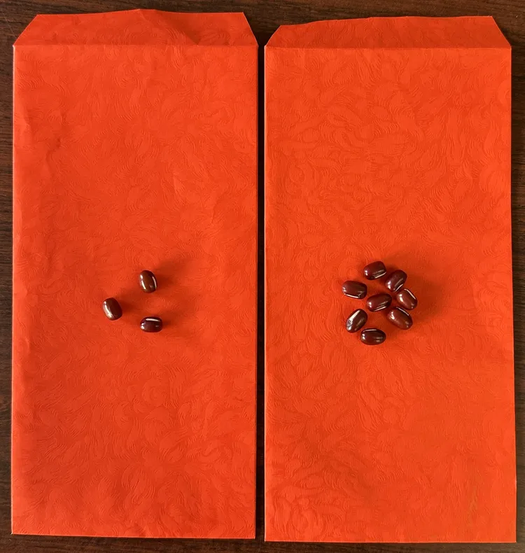 兩個紅包放紅豆當開運物，分開放在左右口袋去參加尾牙或抽獎。楊登嵙提供