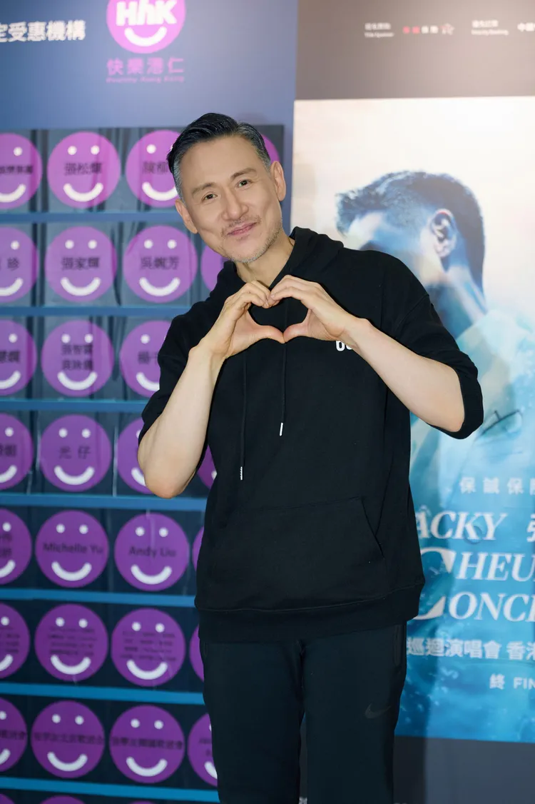 張學友唱完放鬆比心。環球音樂提供