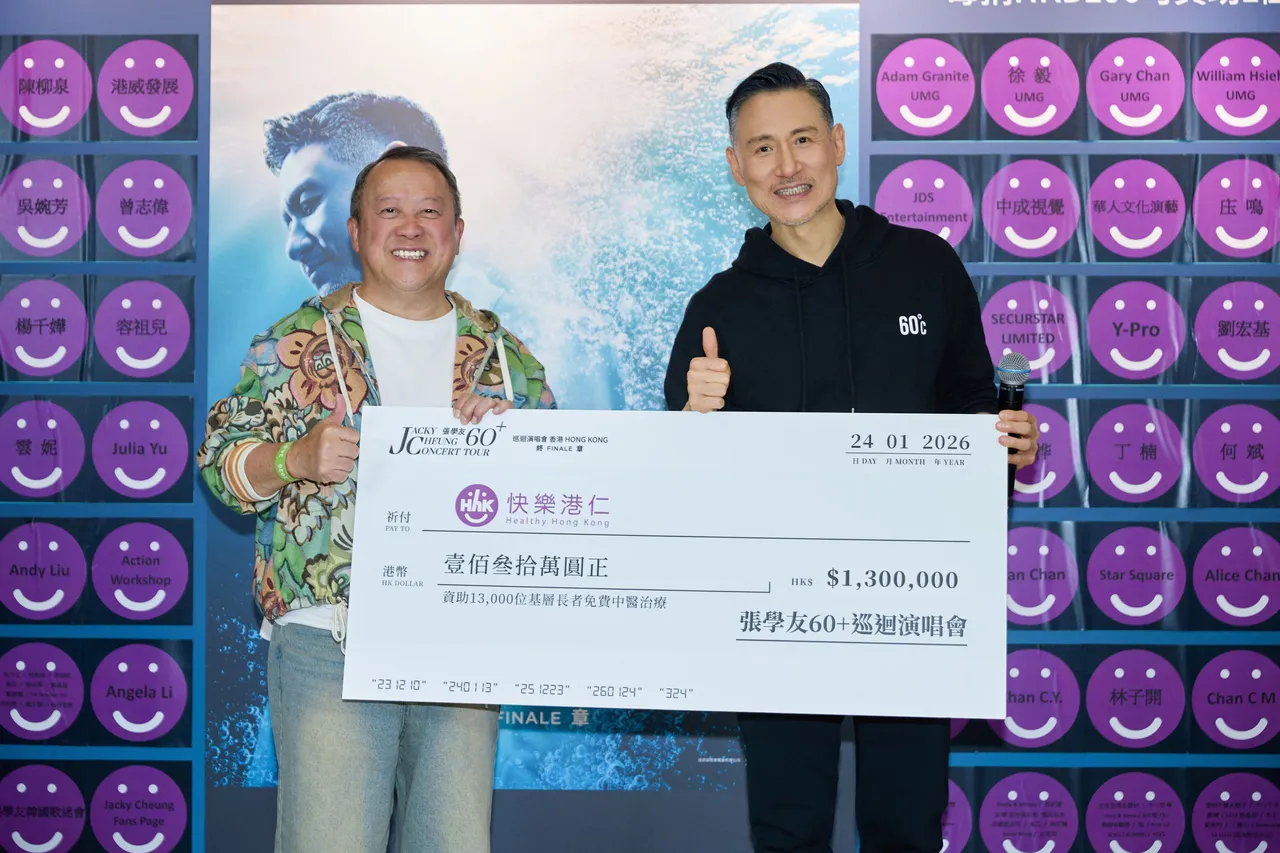 張學友（右）捐130萬港幣，由曾志偉代表慈善機構收下。環球音樂提供