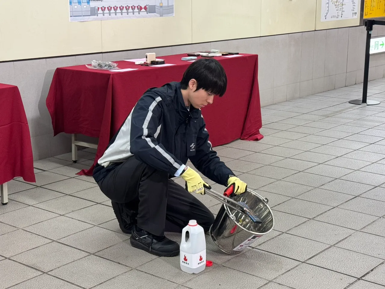 北捷加強月台電視與車廂廣播宣導，呼籲旅客勿在捷運系統內使用行動電源。張綵茜攝