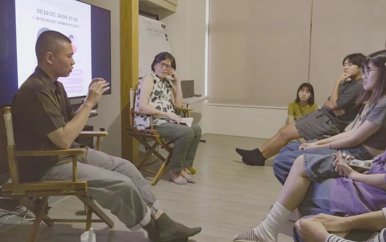 黃聖鈞導演與方念萱教授討論「性別與職務差異」對影視產業的影響。看不見工作室提供