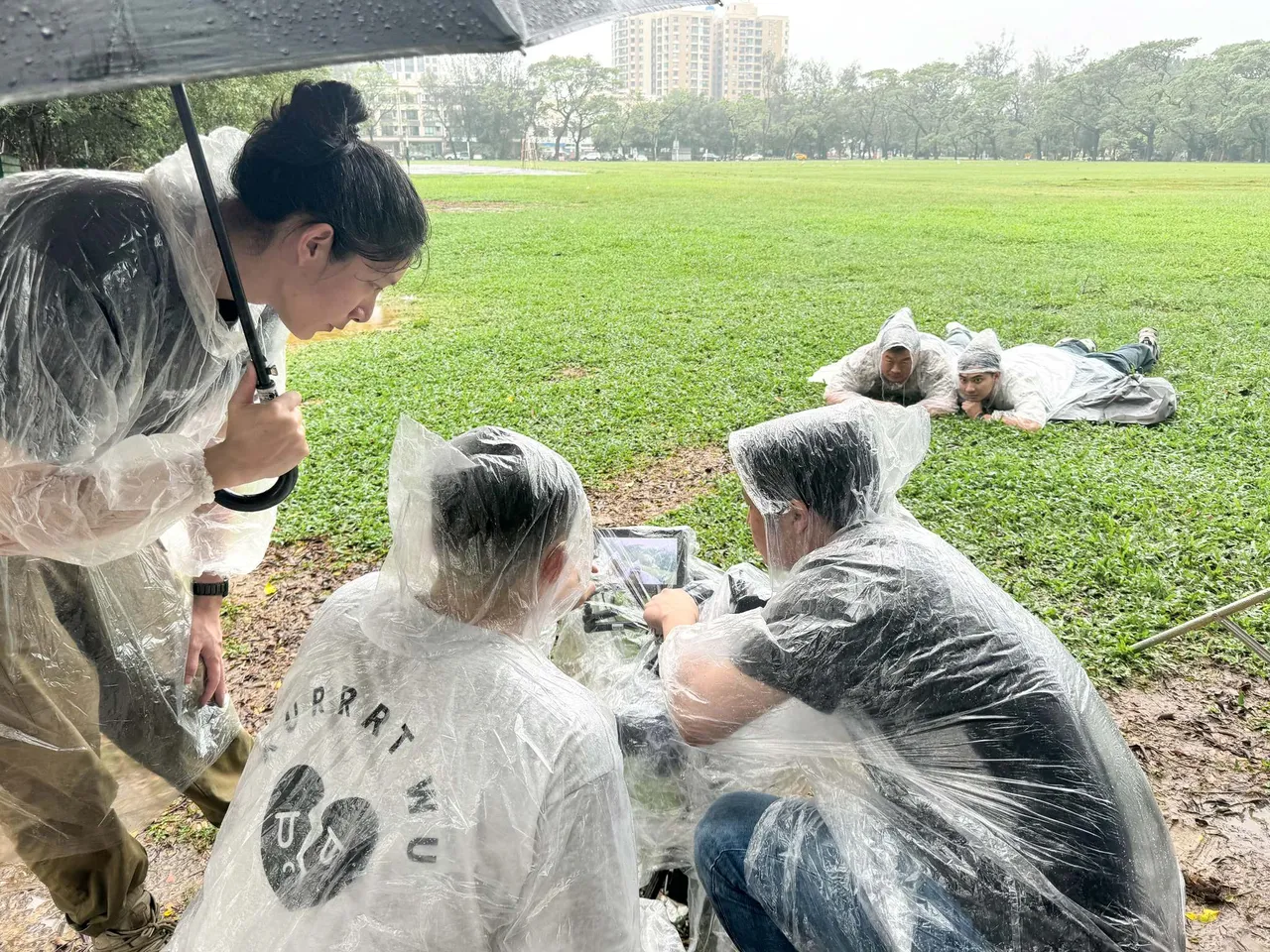 攝影指導王淳宇帶領工作坊學員進行攝影。看不見工作室提供