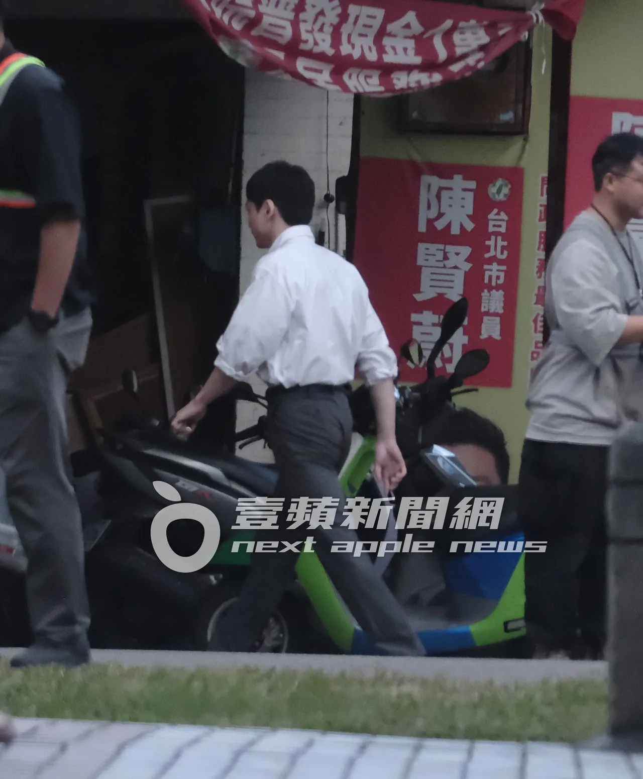 坂口健太郎快步走回休息室。特勤中心攝