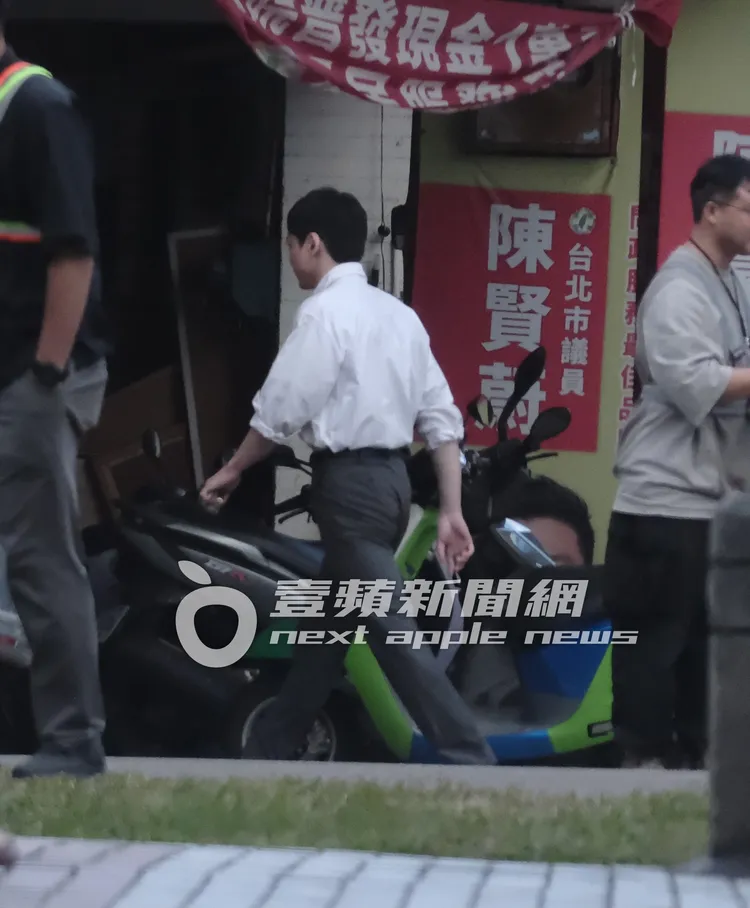 坂口健太郎快步走回休息室。特勤中心攝