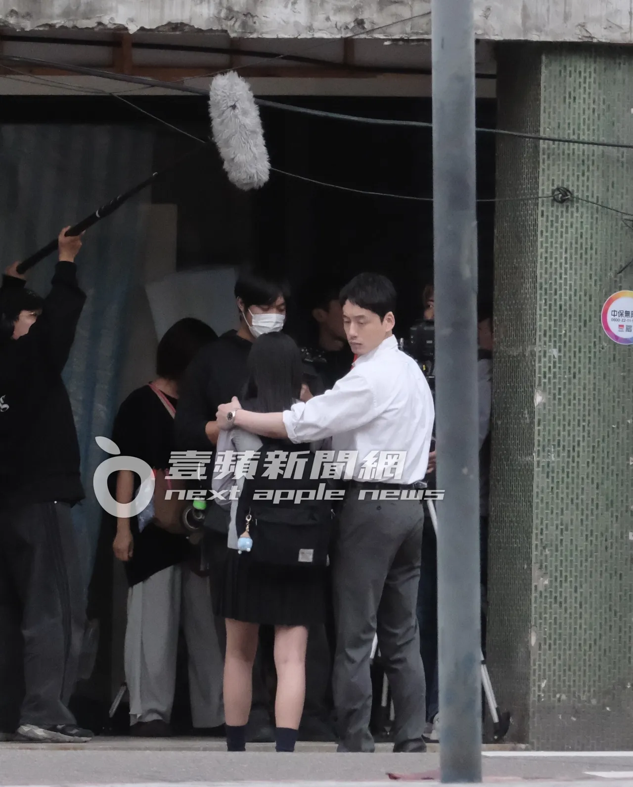 坂口健太郎（右）摟著女演員。特勤中心攝