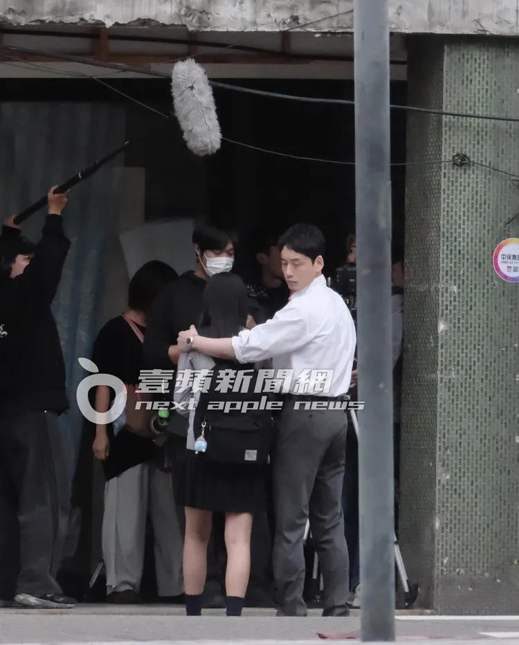 坂口健太郎（右）摟著女演員。特勤中心攝