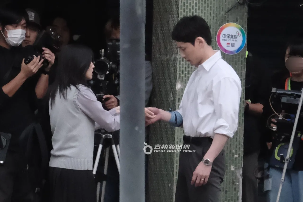 隨後繼續拍攝下一場戲。坂口健太郎（右）與女演員上演爭執橋段。特勤中心攝