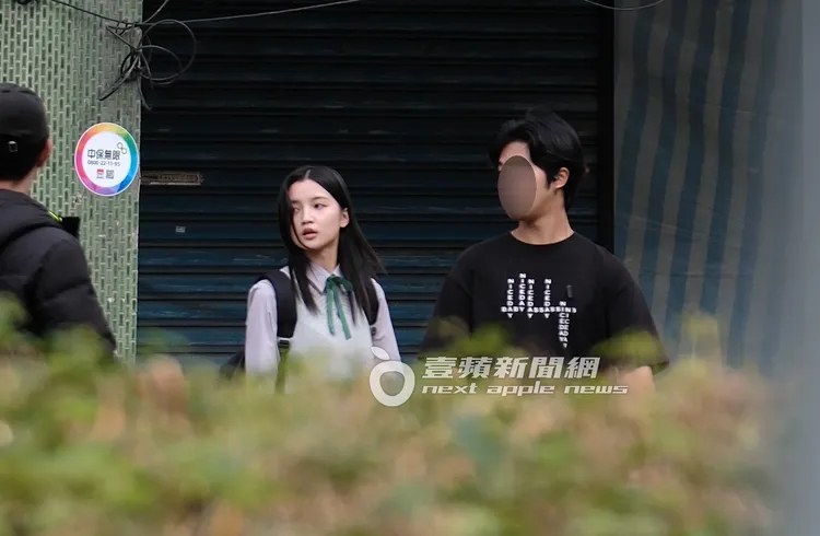 女演員身穿日本高中校服在旁等待準備開拍。特勤中心攝