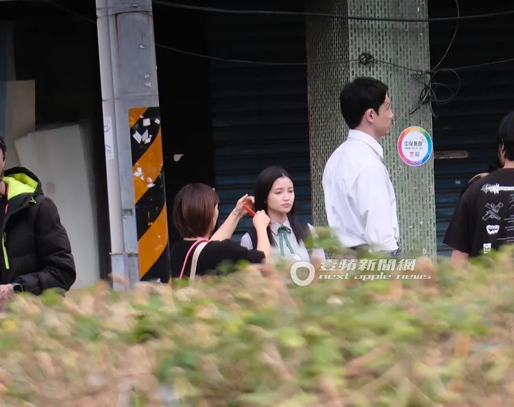 等待期間，造型師替女演員整理髮型，坂口健太郎（右）準備就位。特勤中心攝