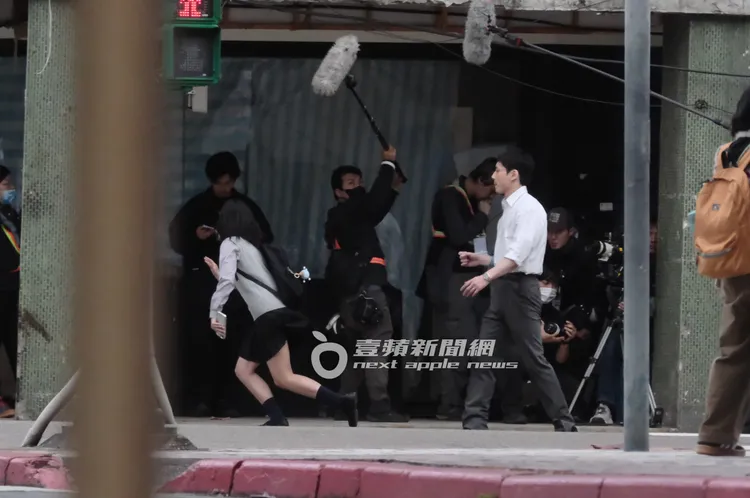 坂口健太郎與女演員吵架後，她情緒激動轉身跑開。特勤中心攝