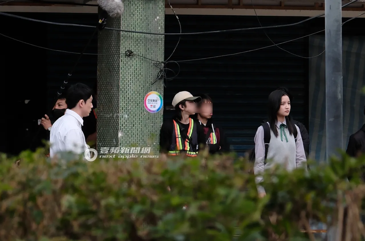 坂口健太郎與女演員已就定位，準備開始拍攝。特勤中心攝