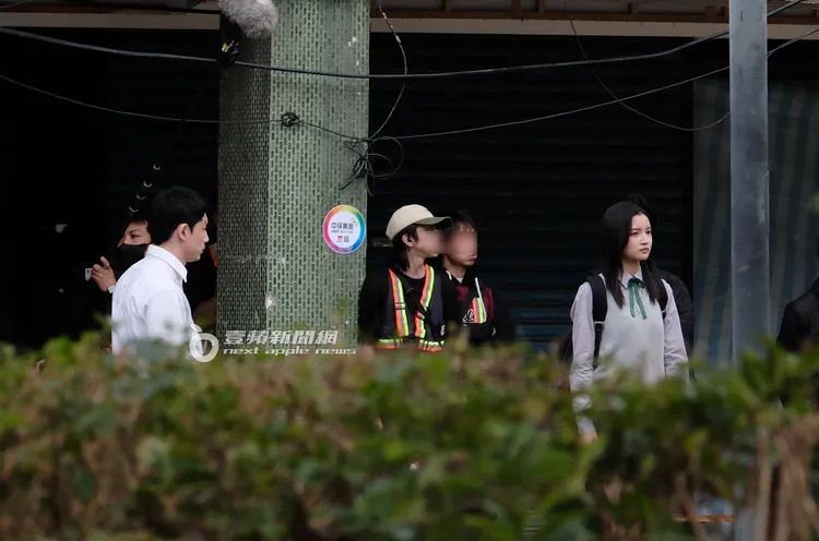 坂口健太郎與女演員已就定位，準備開始拍攝。特勤中心攝