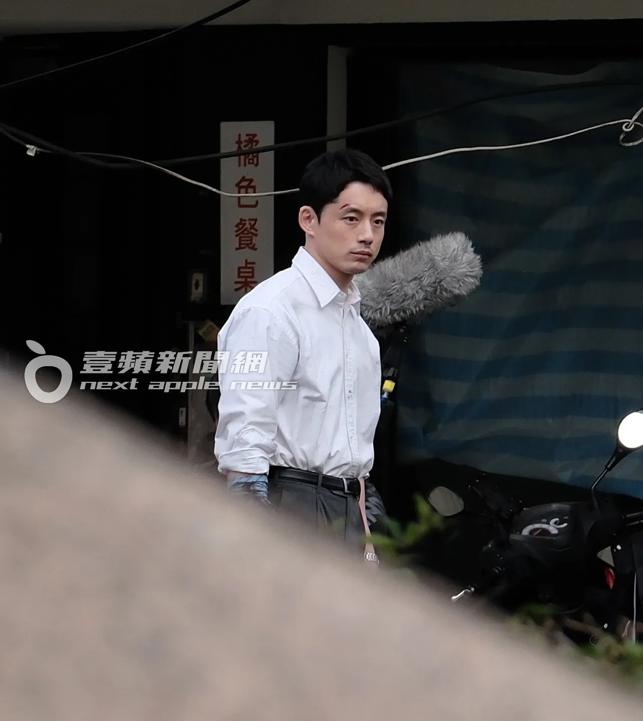 坂口健太郎表情專注，隨時進入狀態。特勤中心攝