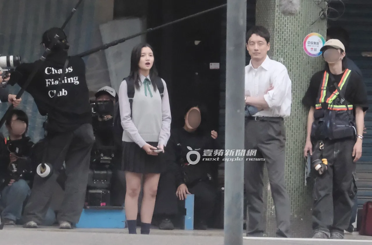 坂口健太郎與女演員稍作休息。特勤中心攝