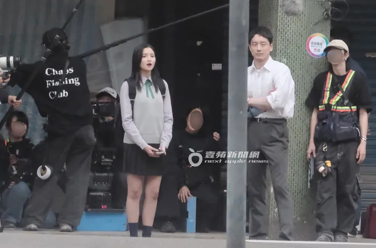 坂口健太郎與女演員稍作休息。特勤中心攝