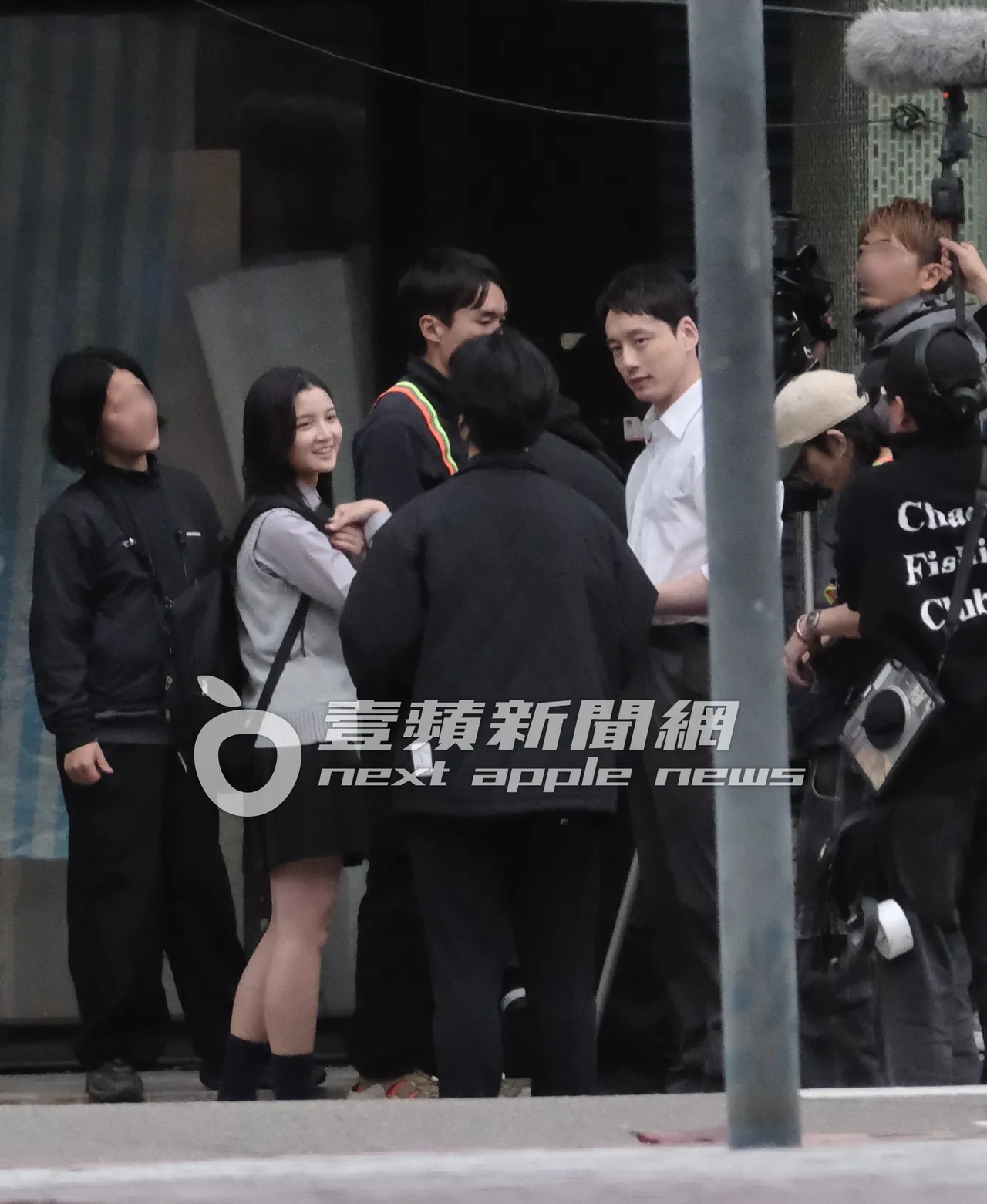 拍攝告一段落，坂口健太郎與女演員仍不斷與導演及工作人員討論。特勤中心攝