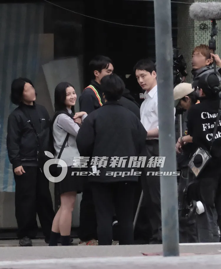 拍攝告一段落，坂口健太郎與女演員仍不斷與導演及工作人員討論。特勤中心攝