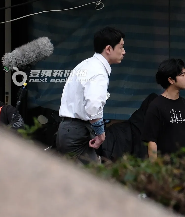 坂口健太郎不斷調整拍攝角度。特勤中心攝