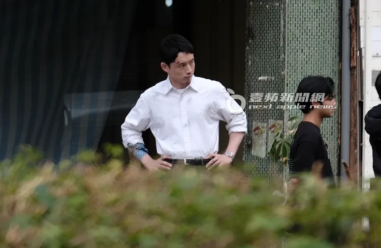 坂口健太郎眉間有一道傷口，並把藍色領帶綁在手臂上。特勤中心攝