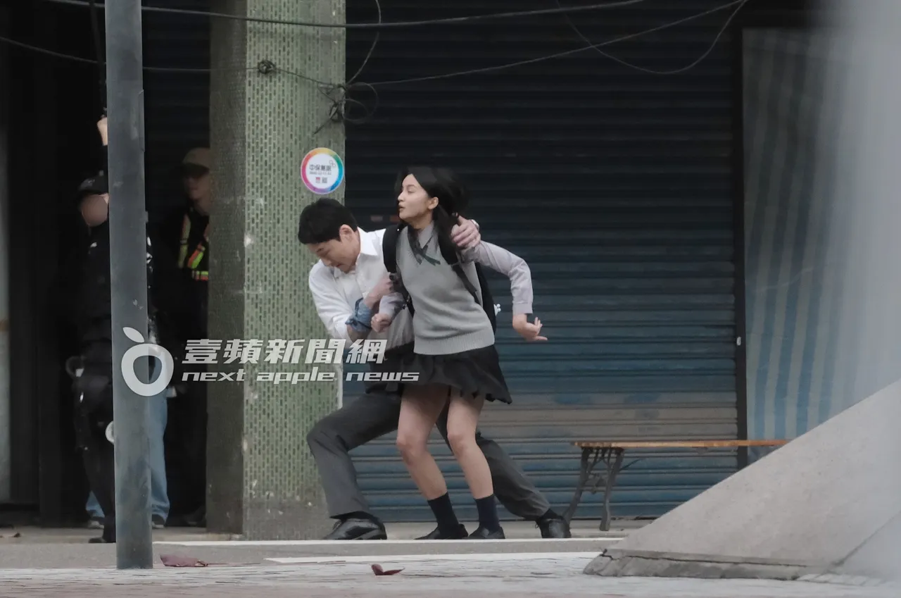 坂口健太郎（左）關鍵時刻將女演員拉回，英雄救美，讓人捏把冷汗。特勤中心攝