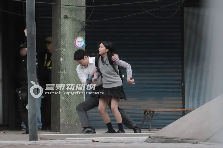 坂口健太郎（左）關鍵時刻將女演員拉回，英雄救美，讓人捏把冷汗。特勤中心攝