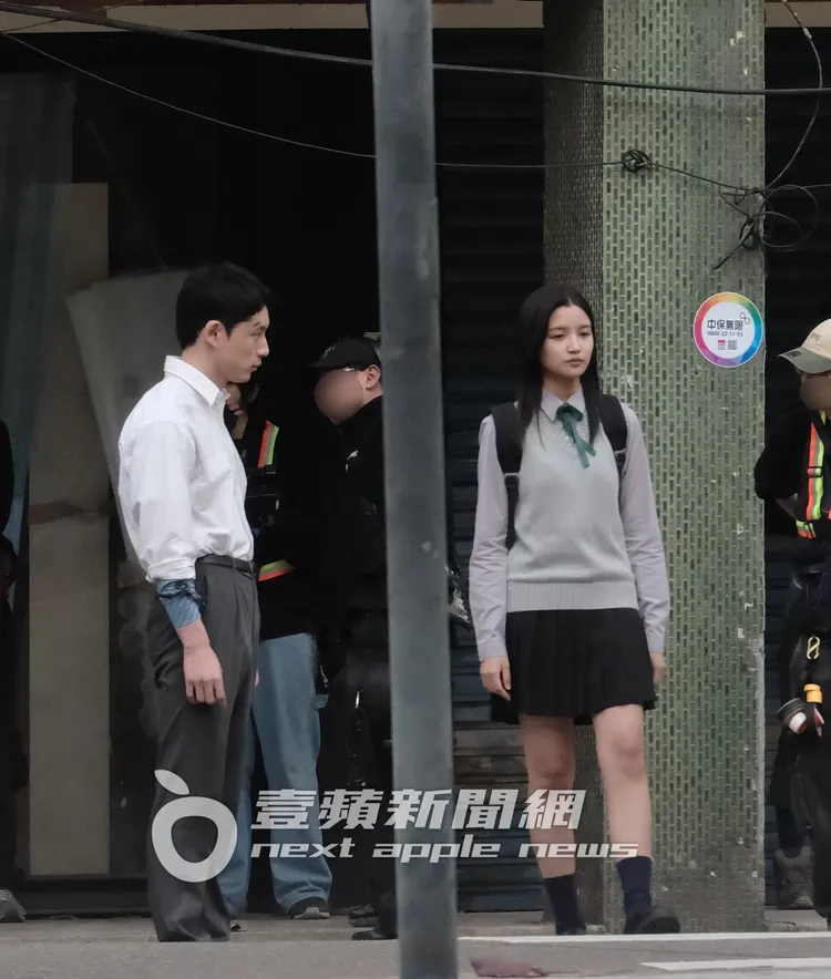 坂口健太郎（左）與女演員準備就緒，氣氛緊張。特勤中心攝