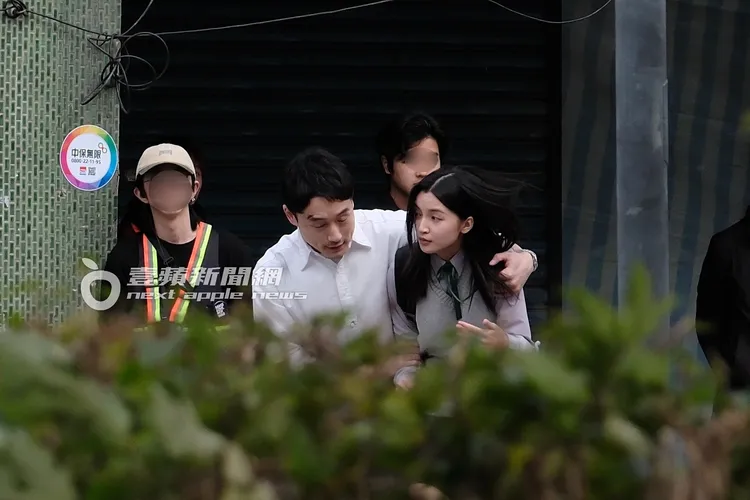 坂口健太郎（左二）與女演員正在拍攝差點車禍的重頭戲。特勤中心攝