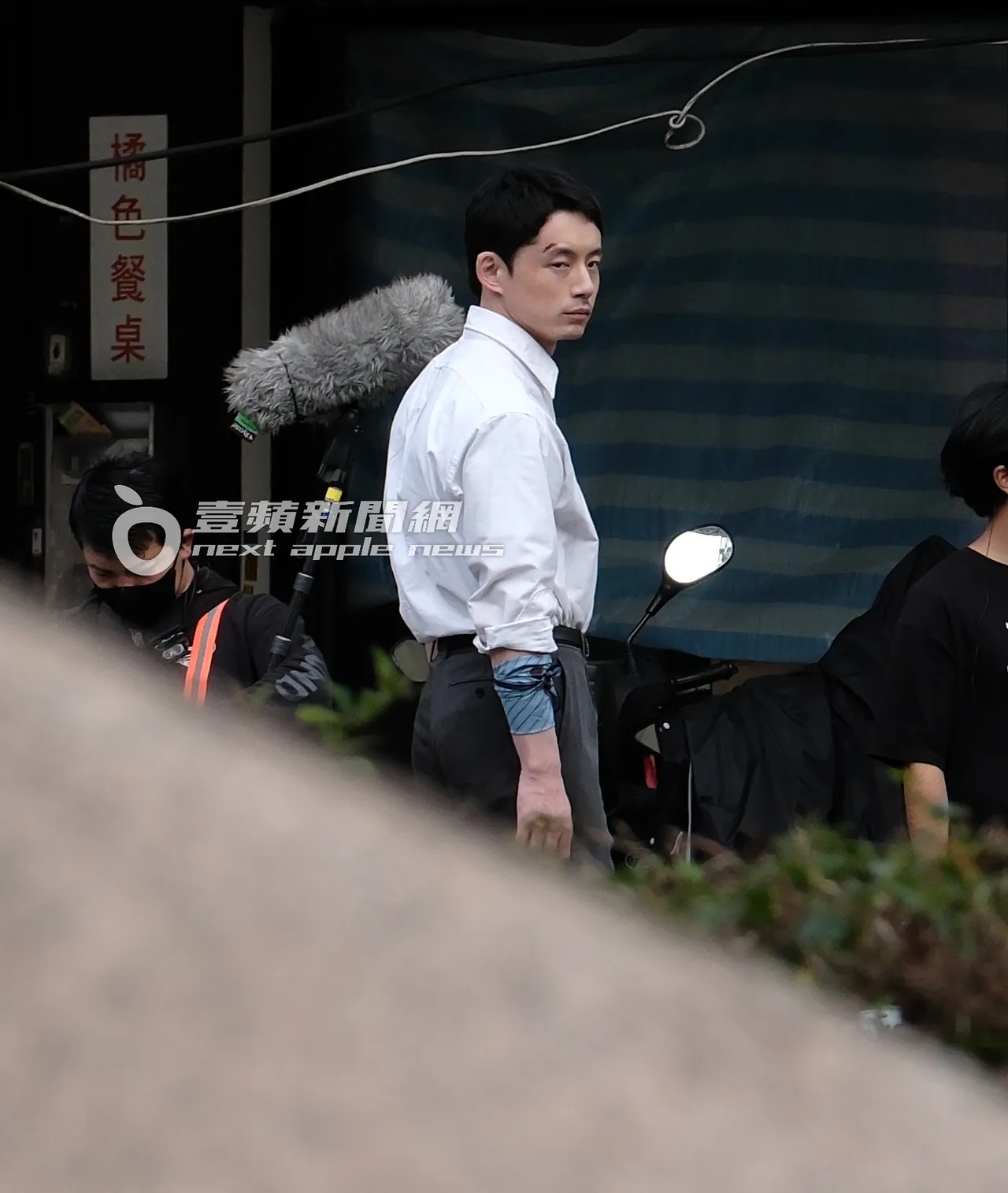 坂口健太郎仔細觀察拍攝位置。特勤中心攝