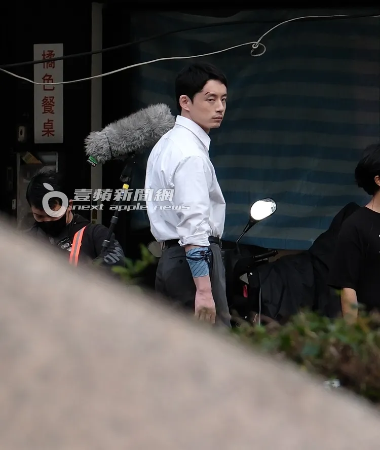 坂口健太郎仔細觀察拍攝位置。特勤中心攝