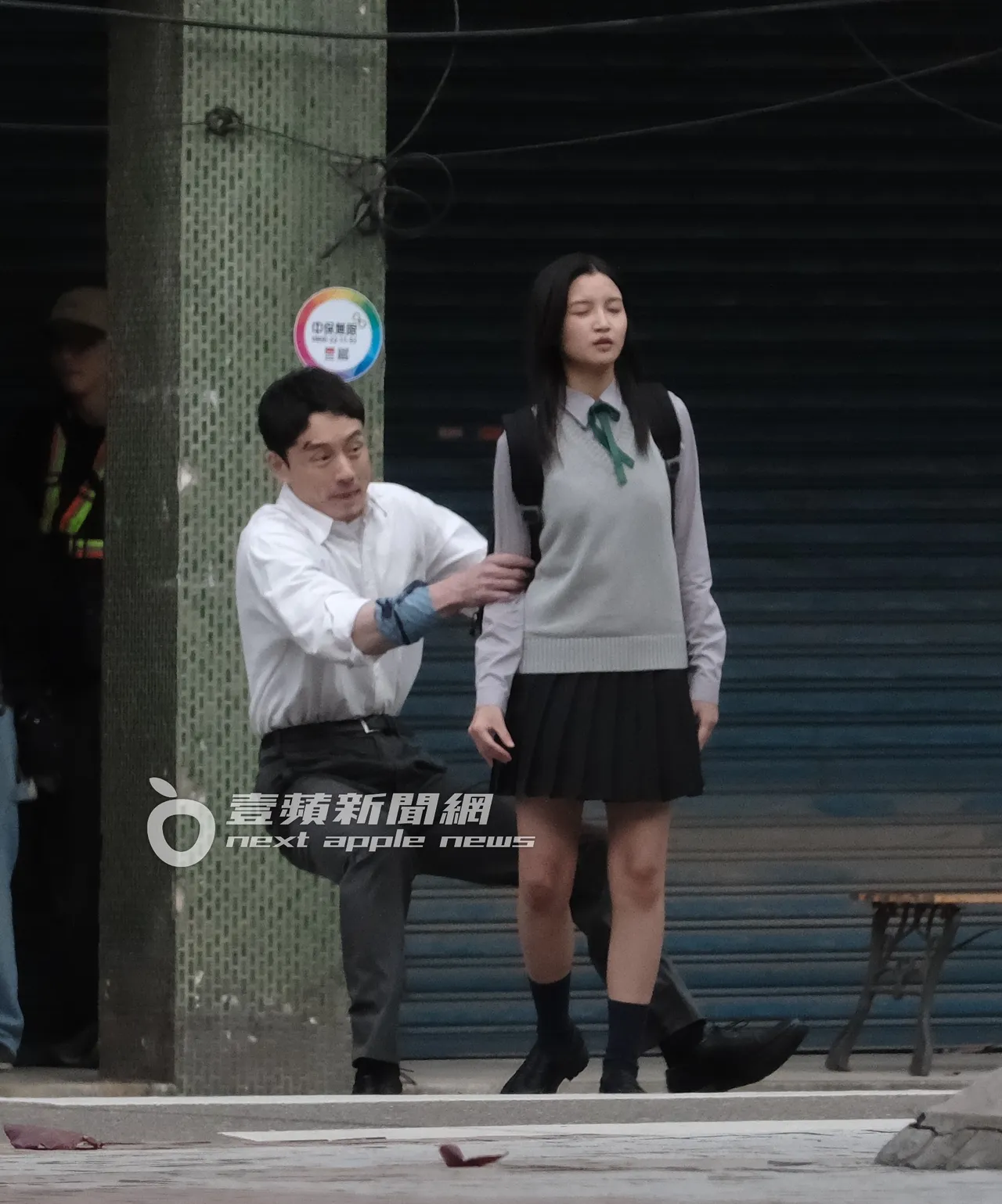 坂口健太郎（左）一把將女演員拉回。特勤中心攝