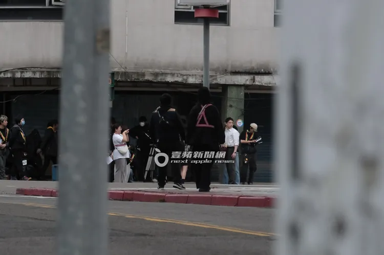 坂口健太郎（右二）持續在大馬路上拍戲。特勤中心攝