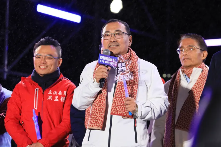 淡水古蹟博物館歡慶《滬尾公行》開幕及農曆年節將近，特別推出限量款品牌圍巾，市長侯友宜日前已於「閃耀新北1314跨河煙火」活動中搶先配戴圍巾亮相。館方提供