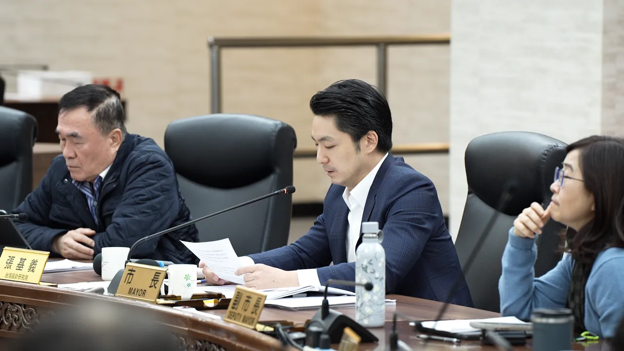 蒋万安主持市政会议时宣布台北市营养午餐免费。北市府提供