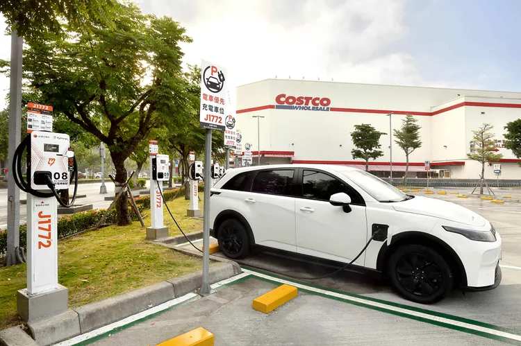 逛賣場不只補冰箱，也能順便補電，電動車充電逐漸融入生活動線。台灣大哥大提供