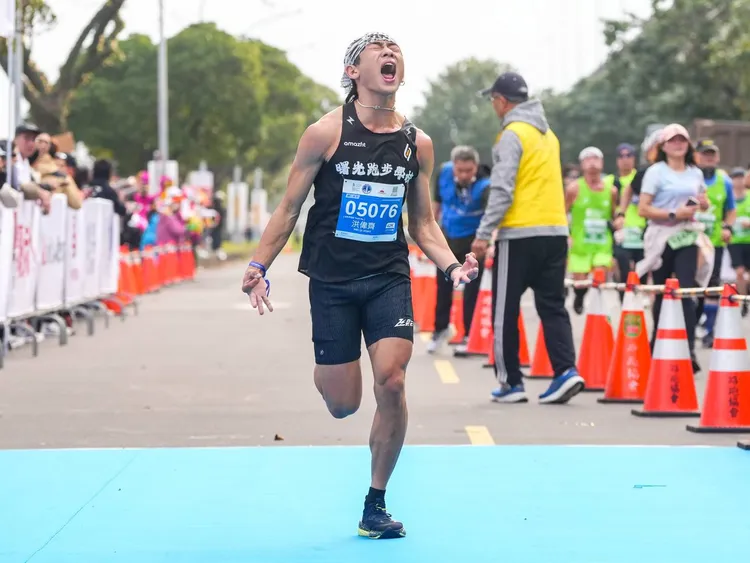 2026渣打台北公益馬拉松賽事以「一起，跑更遠」為主軸，吸引來自全球51個國家、共2.6萬名跑者共襄盛舉。渣打銀行提供