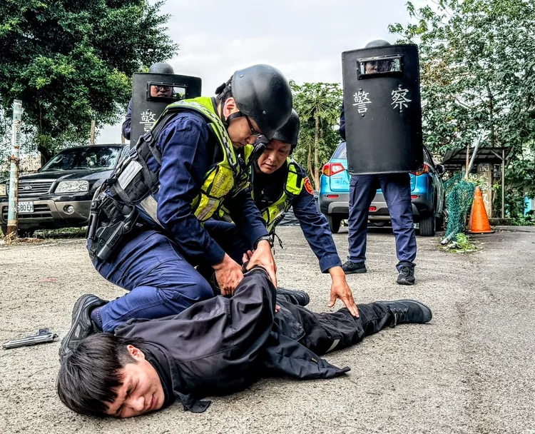 新北警方導入科技偵查設備，結合空拍機、即時影像回傳系統及低致命性警用裝備，全面提升第一線執法安全與應處效率。翻攝畫面