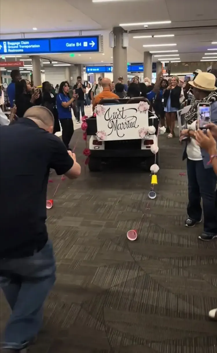 剛完婚的新人搭寫著「Just Married」的機場接駁車，充滿儀式感。