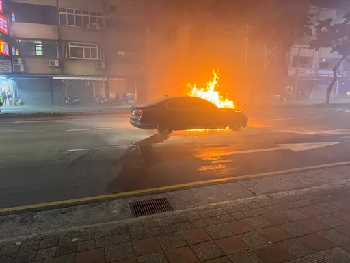 台中轎車停等紅燈突「引擎室冒火」　駕駛棄車逃命