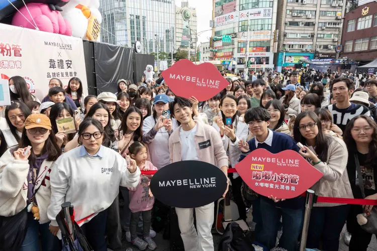 韋禮安與粉絲開心合照。媚比琳提供