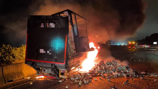 國1新竹路段載運飲料大貨車起火燃燒　警消半小時撲滅未有傷亡