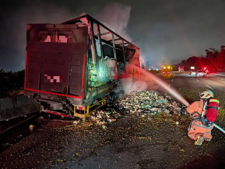 消防人員灌救。新竹市消防局提供