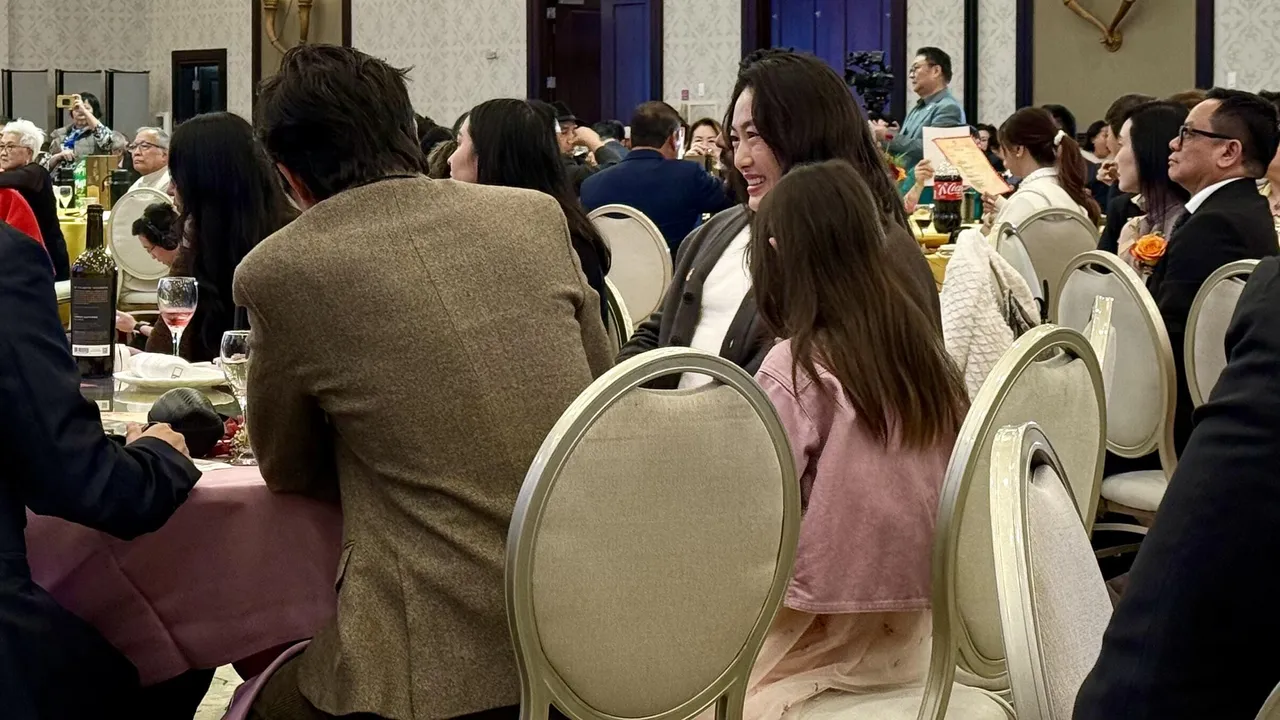 陳冠希和秦書培坐在女兒Alaia兩旁。翻攝凱莉老師小紅書