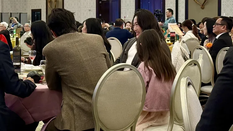 陳冠希和秦書培坐在女兒Alaia兩旁。翻攝凱莉老師小紅書