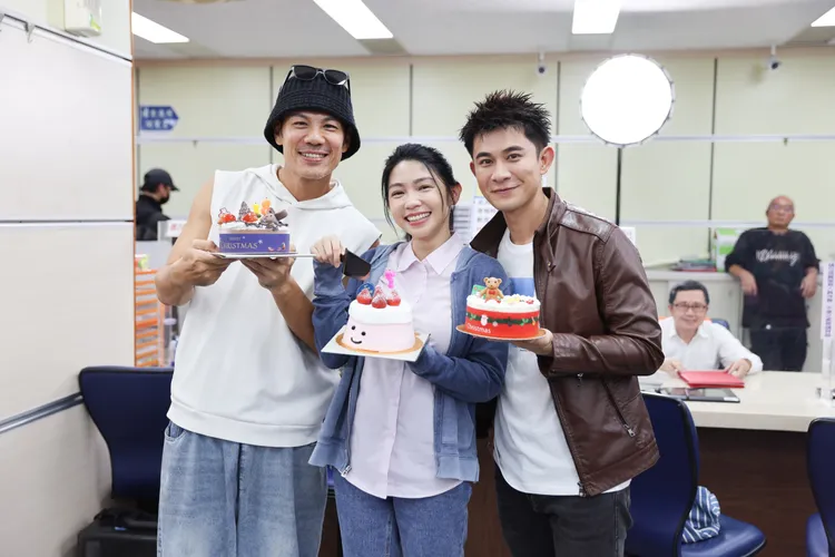 老公陳志強（左）突現身送上蛋糕為曾智希（中）慶生，右為曾子益。民視提供