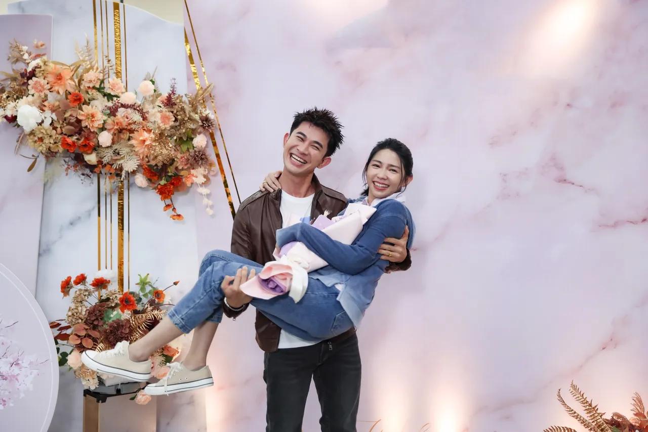 曾子益戏里陪著曾智希一起吃苦。民视提供