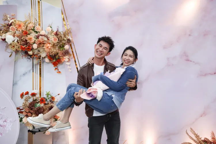 曾子益戲裡陪著曾智希一起吃苦。民視提供